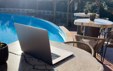 Bilgisayar arka planda bilardo gibi duruyor. Yüksek kalite fotoğraf