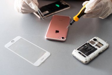 Kiev, Ukrayna - 10 Aralık 2022: Apple iPhone 'un merkez panosunun yakın plan görüntüsü. Servis onarımı