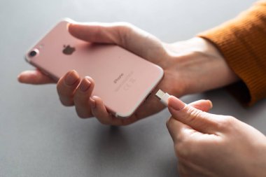 Kiev, Ukrayna - 10 Aralık 2022: Yakın çekim iPhone şarjı