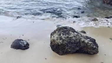 Algarve Sahili, Portekiz 'in inanılmaz kayalık manzaralı partileri. Nefes kesen ünlü Praia da Marinha plajı, üzerinde sarı yay olan kayalar. - Evet. Yüksek kalite fotoğraf