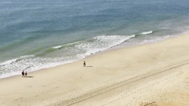  Atlantik 'teki kumlu sahil. Kum taşı kayalıkları olan bir sahilin gün batımında manzara. Albufeira, Algarve, Portekiz yakınlarındaki Praia 'nın sarı sahilinde gelgit var. Yüksek kalite fotoğraf