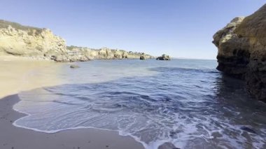 Kaya sahili. Albufeira, Portekiz, Avrupa 'daki Praia da Vigia plajı manzarası. Yüksek kalite fotoğraf