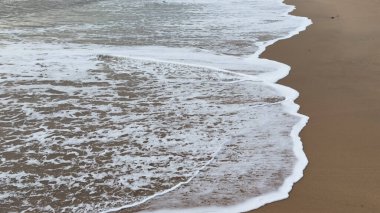 Kumlu sahil şeridi sakin okyanus dalgaları doğal arka plan, yaz konsepti. Yüksek kalite fotoğraf