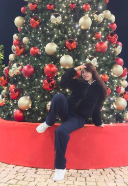 Noel hediyesiyle ağacın yanındaki kız. Yüksek kalite fotoğraf