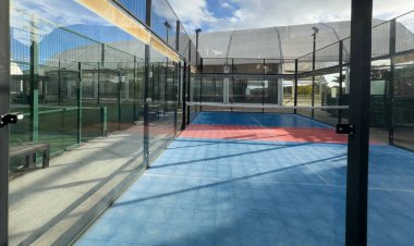 Açık havada tenis kortu sporu. Yüksek kalite fotoğraf