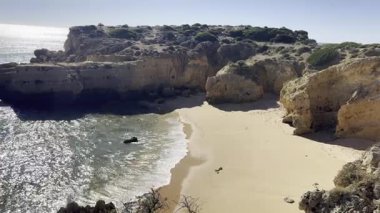 Algarve Sahili, Portekiz 'in inanılmaz kayalık manzaralı partileri. Nefes kesen ünlü Praia da Marinha plajı, üzerinde sarı yay olan kayalar. - Evet. Yüksek kalite fotoğraf