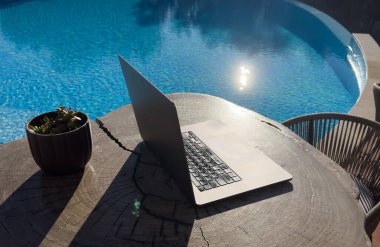 Bilgisayar arka planda bilardo gibi duruyor. Yüksek kalite fotoğraf