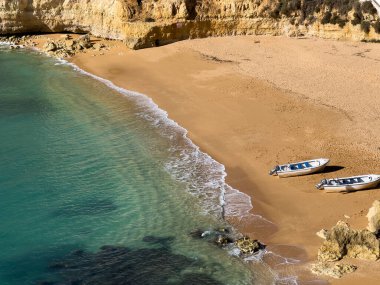  30 Kasım 2025 'te, tipik bir Algarve mağarası yakınlarındaki botlar. Yüksek kalite fotoğraf