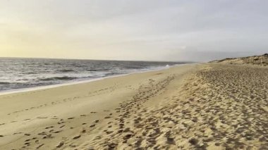 Sahilde Kayalıklar ve Okyanus 'un Üzerinde Altın Gün Batımı. Yüksek kalite 4k görüntü