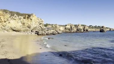 Kaya sahili. Albufeira, Portekiz, Avrupa 'daki Praia da Vigia plajı manzarası. Yüksek kalite fotoğraf