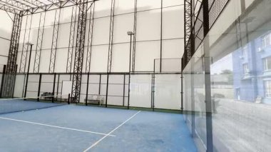 Padel tenis kortları boş depo spor kompleksi binasında. Yüksek kalite 4k görüntü