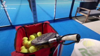 Kyiv, Ukrayna. 22 Mart 2024, kortta Paddle tenis raketleri. Yüksek kalite fotoğraf