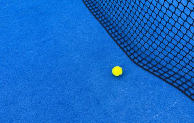 Raket tenis kortunun yanında raket tenis topu. Yüksek kalite fotoğraf