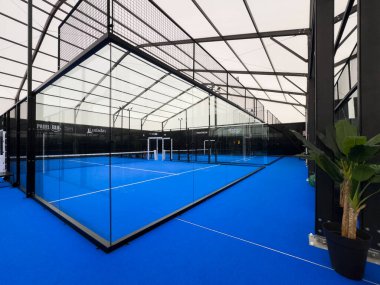 Albufeira, Portekiz, 12 Aralık 2025: Albufeira, Algarve, Portekiz 'deki Blu padel court. Yüksek kalite fotoğraf