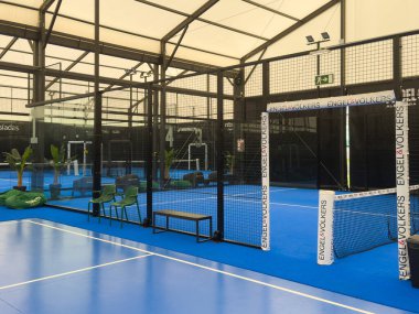 Albufeira, Portekiz, 12 Aralık 2025: Albufeira, Algarve, Portekiz 'deki Blu padel court. Yüksek kalite fotoğraf
