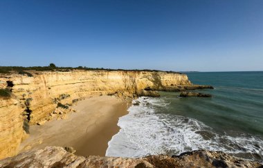 Morena plajı, Algarve, Portekiz. Güney Portekiz 'de güneş doğarken kaya oluşum uçurumu. Yüksek kalite fotoğraf