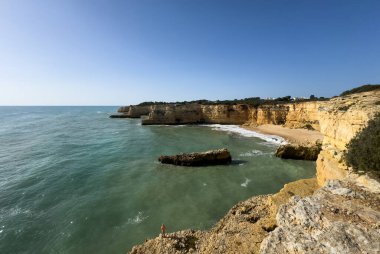 Morena plajı, Algarve, Portekiz. Güney Portekiz 'de güneş doğarken kaya oluşum uçurumu. Yüksek kalite fotoğraf