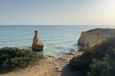 Praia da Morena plajı Lagos kasabası, Algarve, Portekiz yakınlarında. Turkuaz deniz suyu ve kayalıkları olan sahil Portekiz, Sarı Denizaltı. Yüksek kalite fotoğraf