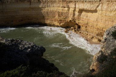 Morena plajı, Algarve, Portekiz. Güney Portekiz 'de güneş doğarken kaya oluşum uçurumu. Yüksek kalite fotoğraf
