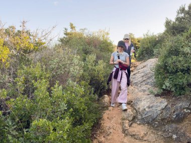 Uçurumun kenarındaki kadın yürüyüşçüler. Yaşam tarzı. Yürüyüş. Anne ve kızı güzel Algarve Praia da Morena 'da yürüyor. Yüksek kalite fotoğraf