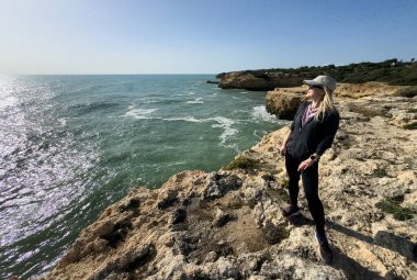 Günbatımındaki uçurumların güzel manzarası Arnavutdeira, Algarve, Portekiz. Yüksek kalite fotoğraf