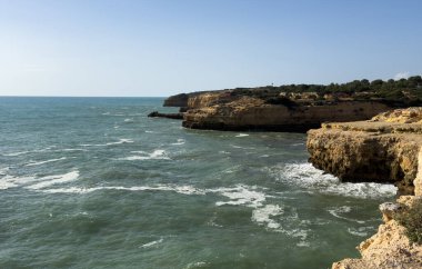 Günbatımındaki uçurumların güzel manzarası Arnavutdeira, Algarve, Portekiz. Yüksek kalite fotoğraf
