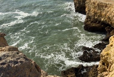 Günbatımındaki uçurumların güzel manzarası Arnavutdeira, Algarve, Portekiz. Yüksek kalite fotoğraf