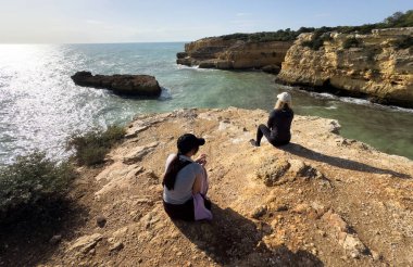 Portekiz 'de Algarve sahillerinde yürüyüş yapan anne ve kız. Yüksek kalite fotoğraf