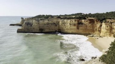 Morena plajı, Algarve, Portekiz. Güney Portekiz 'de güneş doğarken kaya oluşum uçurumu. Yüksek kalite fotoğraf