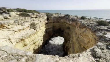 Portekiz 'de güzel turkuaz fiyatlar, kumlu plajlar ve sarı uçurumlar Algar da Albandeira, Algar do Pontal. Yüksek kalite fotoğraf