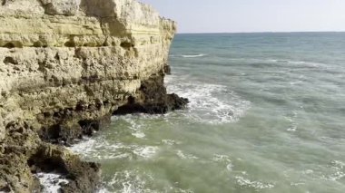 Portekiz 'de güzel turkuaz fiyatlar, kumlu plajlar ve sarı uçurumlar Algar da Albandeira, Algar do Pontal. Yüksek kalite fotoğraf