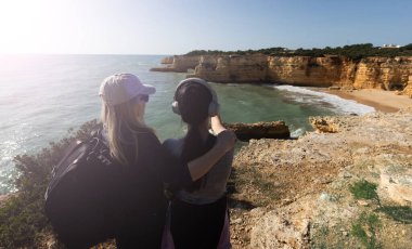 Praia do Barranco 'nun harika manzarası. Algarve bölgesi. Portekiz. - Evet. Yüksek kalite fotoğraf