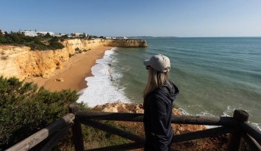 Portekiz Algarve Sahil Hattı Okyanus Kayalıkları. Yüksek kalite fotoğraf