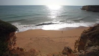  Praia Nova ve Praia de Nossa sahillerinin panoramik manzarası, Algarve, Portekiz. Yüksek kalite fotoğraf