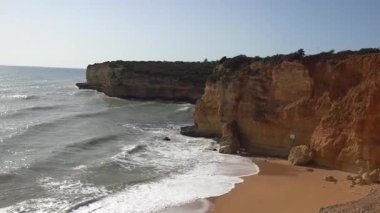  Praia Nova ve Praia de Nossa sahillerinin panoramik manzarası, Algarve, Portekiz. Yüksek kalite fotoğraf