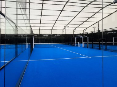 Albufeira, Portekiz, 12 Aralık 2025: Albufeira, Algarve, Portekiz 'deki Blu padel court. Yüksek kalite fotoğraf