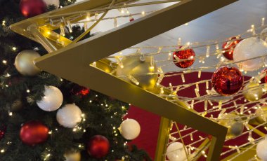 Yılbaşı ağacı ve çelenklerle dolu yeni yıl evi. Yüksek kalite fotoğraf