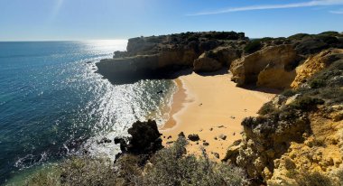 Kaya sahili. Albufeira, Portekiz, Avrupa 'daki Praia da Vigia plajı manzarası. Yüksek kalite fotoğraf