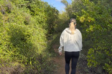 Dağda yürüyüş parkurunda beyaz bir genç kadın. Yüksek kalite fotoğraf