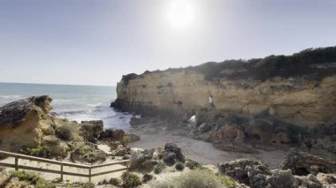 Güneşli ve açık bir bahar sabahında, gün doğumundan hemen sonra, Arnavutdeira sahilinin kayalıkları. Albandeira, Portekiz. Yüksek kalite fotoğraf