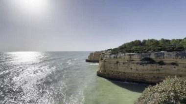 Güzel Fontainhas Sahili sarı kayalıklarla çevrili, Algarve, Portekiz, Avrupa. Yüksek kalite fotoğraf