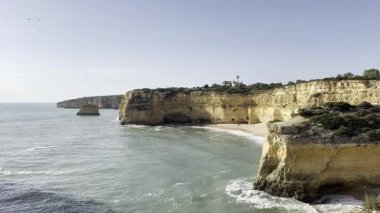 Praia do Barranquinho Portekiz 'deki Algarve Sahili' nin güzel plajları ve uçurumları. Yüksek kalite fotoğraf