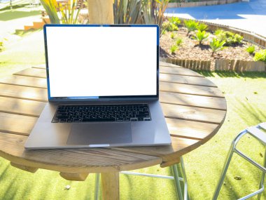 Arka plandaki boş ekran dizüstü bilgisayar, doğa resmi, açık ofis. Seyahat konsepti. İş fikirleri. Seyahat tercihi. Uzayı kopyala İnternetteki mağaza. Teknoloji dijital siber uzay. İnternet ağı. Yüksek kalite fotoğraf