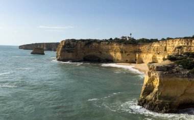 Praia do Barranquinho Portekiz 'deki Algarve Sahili' nin güzel plajları ve uçurumları. Yüksek kalite fotoğraf