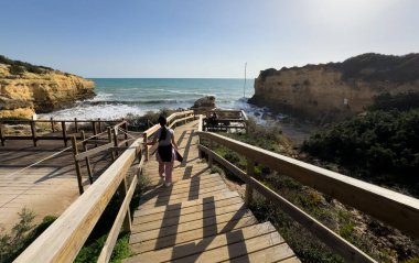 Tahta patika okyanusunda yürüyen insanlar. Yüksek kalite fotoğraf