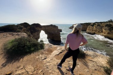Atlantik Okyanusu, Lagos, Algarve, Portekiz 'den uçurum manzarası. Yüksek kalite fotoğraf