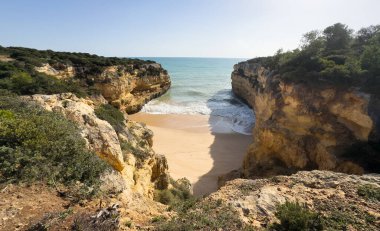 Güzel sahil üzerinde gün batımı, Praia das Fontainhas, Algarve, Portekiz. Yüksek kalite fotoğraf
