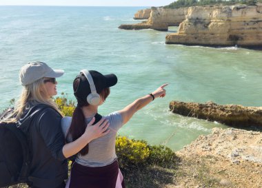 Anne ve kızı güzel Algarve, Praia da Morena, Algarve, Portekiz sahillerinde yürüyorlar. Yüksek kalite fotoğraf