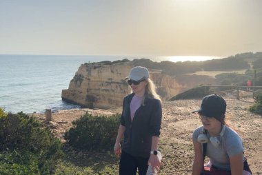 Uçurumun kenarındaki kadın yürüyüşçüler. Yaşam tarzı. Yürüyüş. Anne ve kızı güzel Algarve Praia da Morena 'da yürüyor. Yüksek kalite fotoğraf