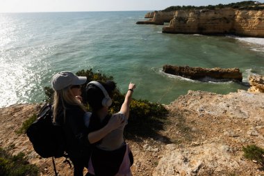Güney Portekiz 'in Algarve bölgesinde yer alan Praia do Barranco das Belharucas plajının deniz manzarası ve kıyı şeridi. Praia do Barranco das Belharucas plajı, Albufeira, Algarve, Portekiz. Yüksek kalite fotoğraf